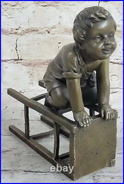 Art Déco Mignon Fille Assis Sur Chaise Bronze Statue Sculpture Art Figurine