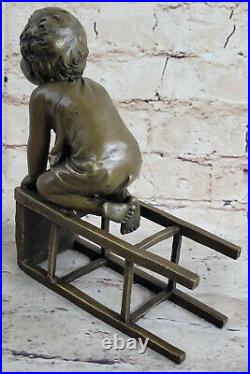 Art Déco Mignon Fille Assis Sur Chaise Bronze Statue Sculpture Art Figurine