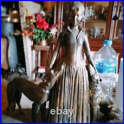 BELLE et grande Sculpture Statue Art Déco Femme & lévriers signé 46X42 CM