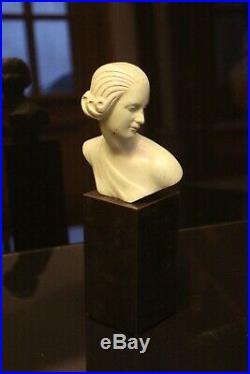 Buste de femme Art déco bronze patiné sur piédestal en onyx noir signé Ouline
