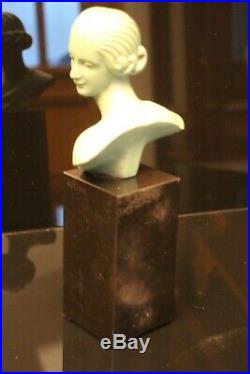 Buste de femme Art déco bronze patiné sur piédestal en onyx noir signé Ouline