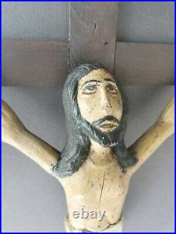 Important Christ sculpté bois art populaire naif XIX polychrome crucifix brut