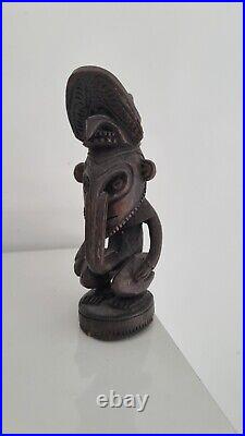 Oceanic art statue sculpture in wood papua Pacifics Islands. Statuette en bois