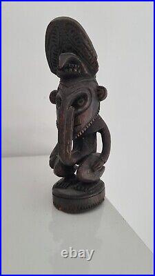 Oceanic art statue sculpture in wood papua Pacifics Islands. Statuette en bois
