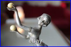 Sculpture Art Deco 1930 Statue femme danseuse aux boules attribuée à Balleste