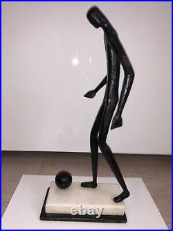 Sculpture L'Homme au Ballon Football Art Contemporain Statue Ancien Rare Sport