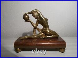 Sculpture en bronze art deco 1930 statuette femme danseuse nue a la boule statue