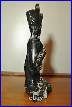 Sculpture statue art contemporain femme en marbre noir veiné blanc signé AGATE