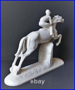 Sculpture statue cheval équestre Art Déco Jockey Faïence crème Sarreguemines