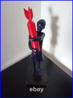 Sculpture, statue, résine, femme, bombe, pop art, moderne, banksy, bleu, rouge
