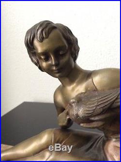 Sculpture statue sujet femme à l'oiseau en régule patiné sur marbre Art Déco