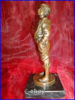 Statue Sculpture Garcon Siffleur Style Art Deco Style Art Nouveau Bronze massif