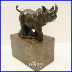 Statue Sculpture Rhinoceros Animalier Style Art Deco Bronze massif Signe