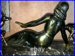 Statue art deco en regule Femme et biches Signé M. Secondo C. 1920 sculpture