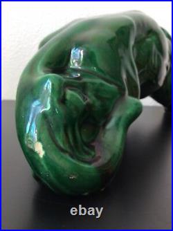 Statue sculpture animalière lion à laffût en céramique émaillée verte Art Déco